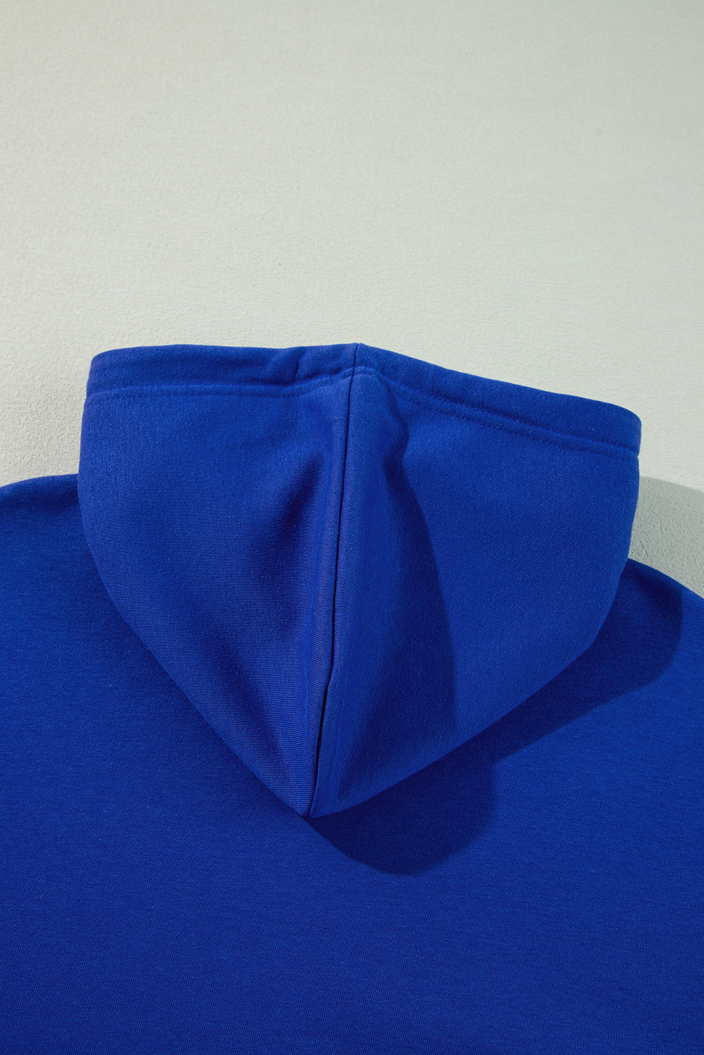 Dunkelblauer, einfarbiger, kurzer Hoodie mit überschnittener Schulterpartie und Kordelzug