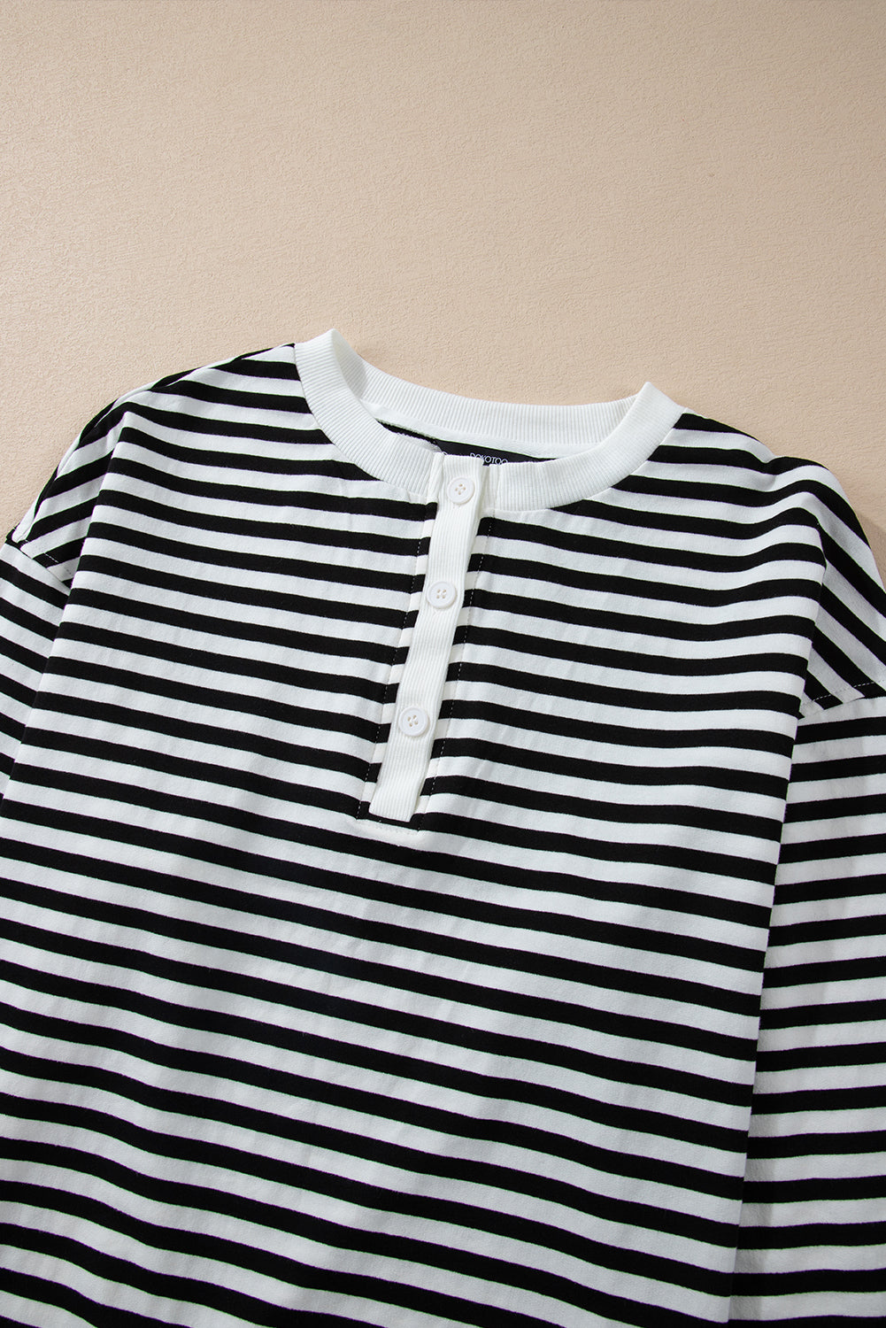 Weißes, gestreiftes, farbiges Block-Sweatshirt mit Rundhalsausschnitt und Knöpfen
