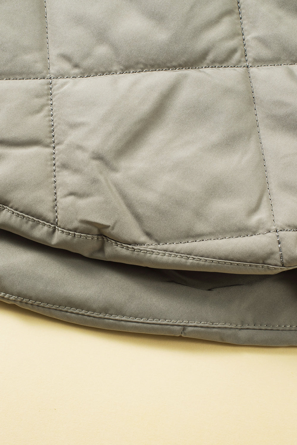 Grasgrüne, gesteppte, lange Weste mit Taschen