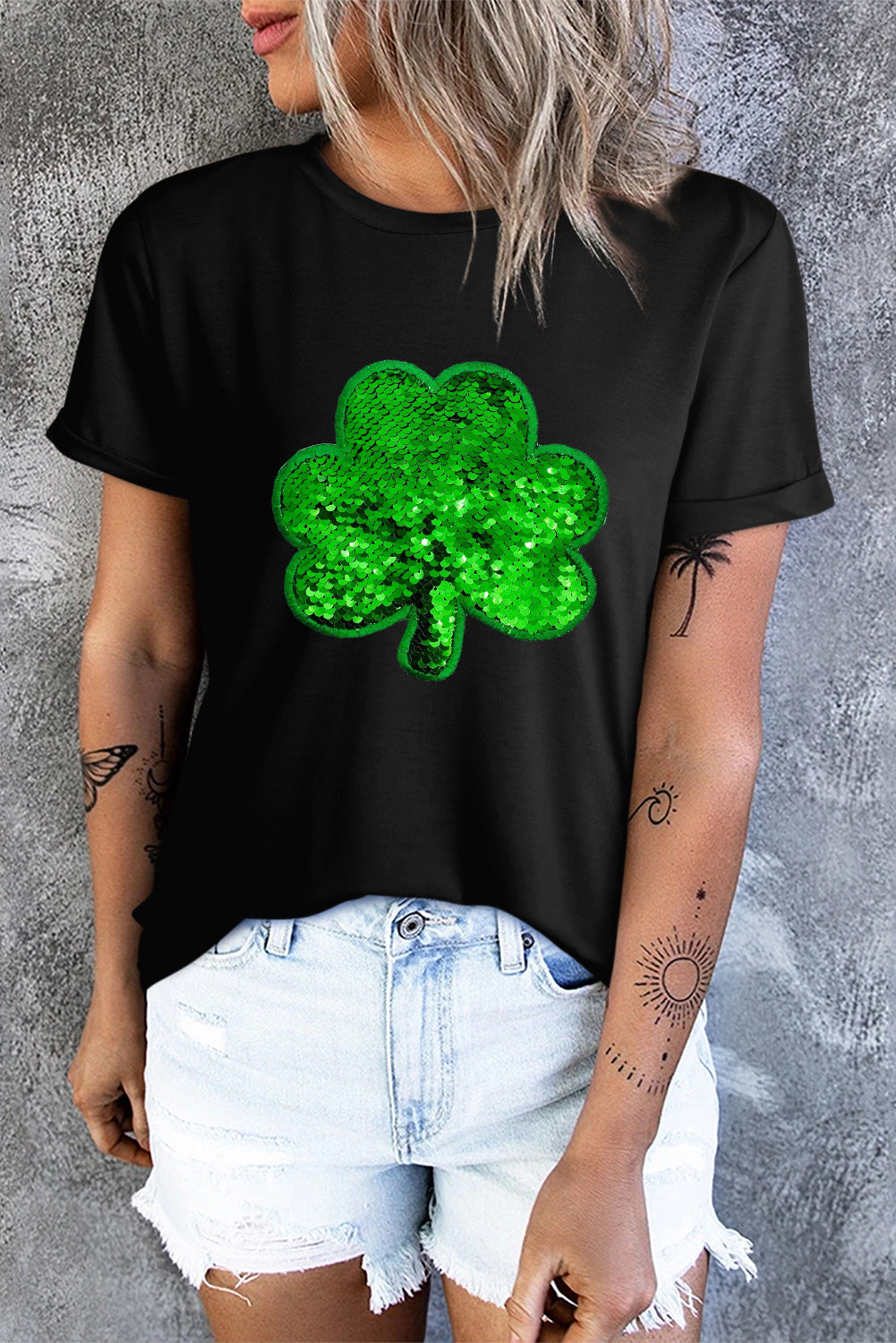 Schwarzes T-Shirt mit Kleeblatt-Stickerei und Rundhalsausschnitt
