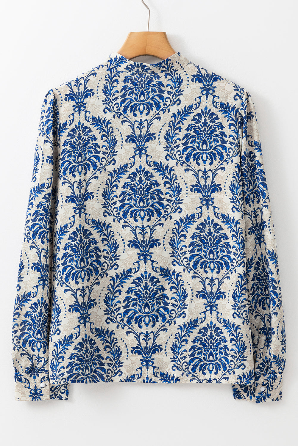 Himmelblaues Spitzenhemd mit böhmischem Print und Bischofsärmeln