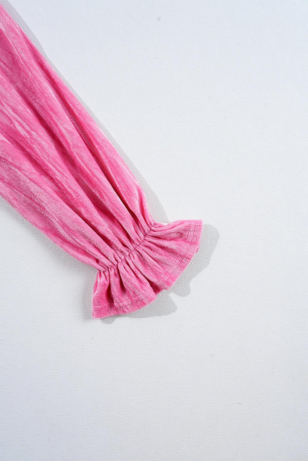 Erdbeerrosa Minikleid aus Samt mit Volantärmeln und Rüschen