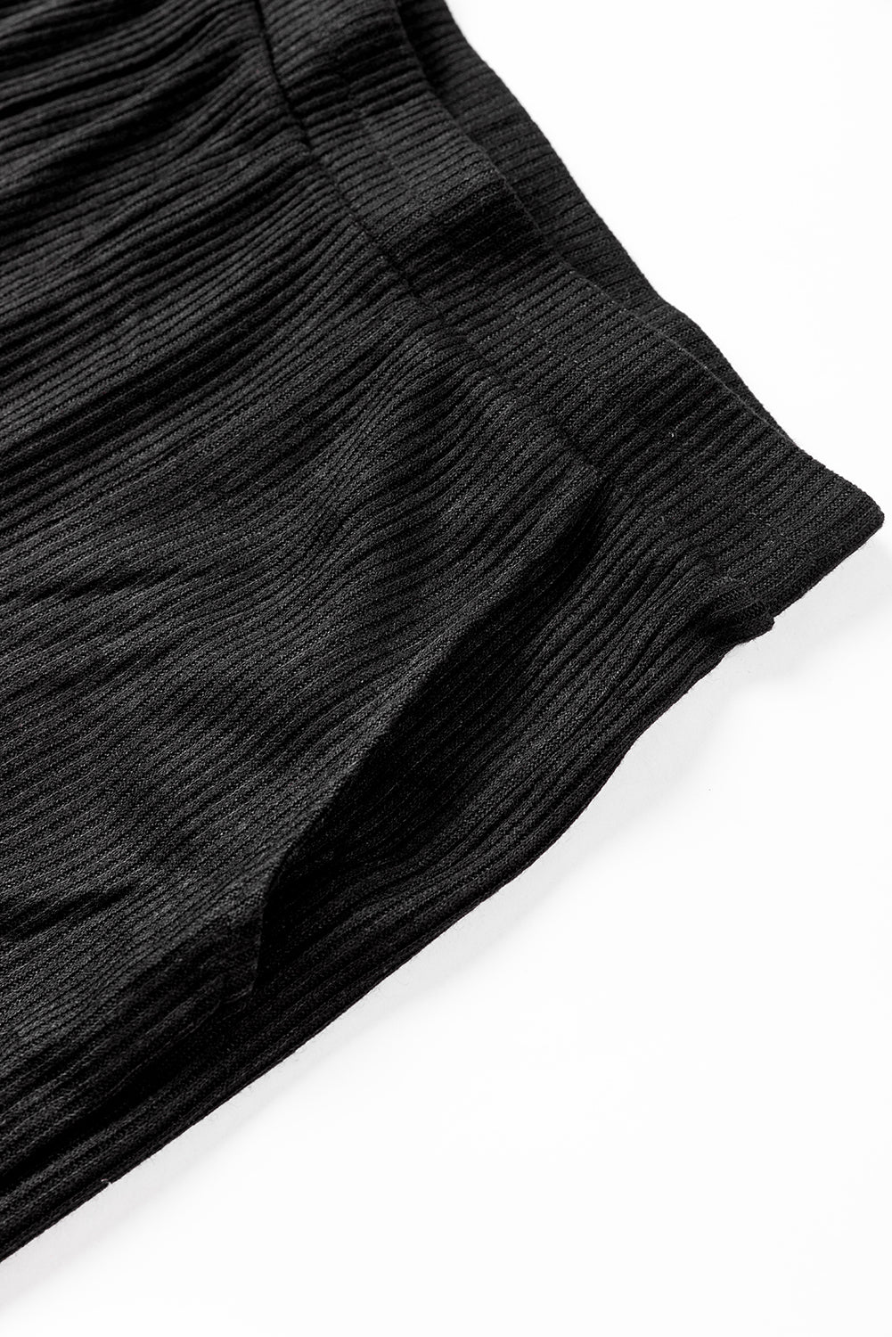 Schwarzes Henley-Oberteil mit Rippenmuster und Kragen sowie Hose als Lounge-Outfit