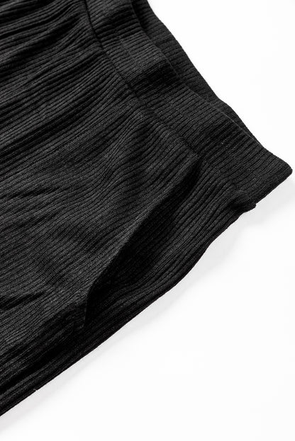 Schwarzes Henley-Oberteil mit Rippenmuster und Kragen sowie Hose als Lounge-Outfit