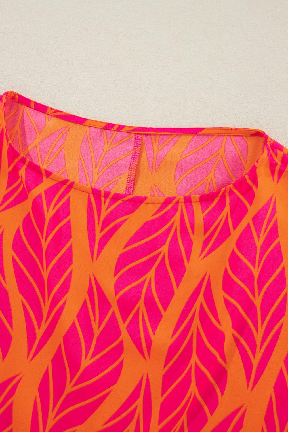Rose – Bluse mit gesmokten Puffärmeln und tropischem Blattmuster