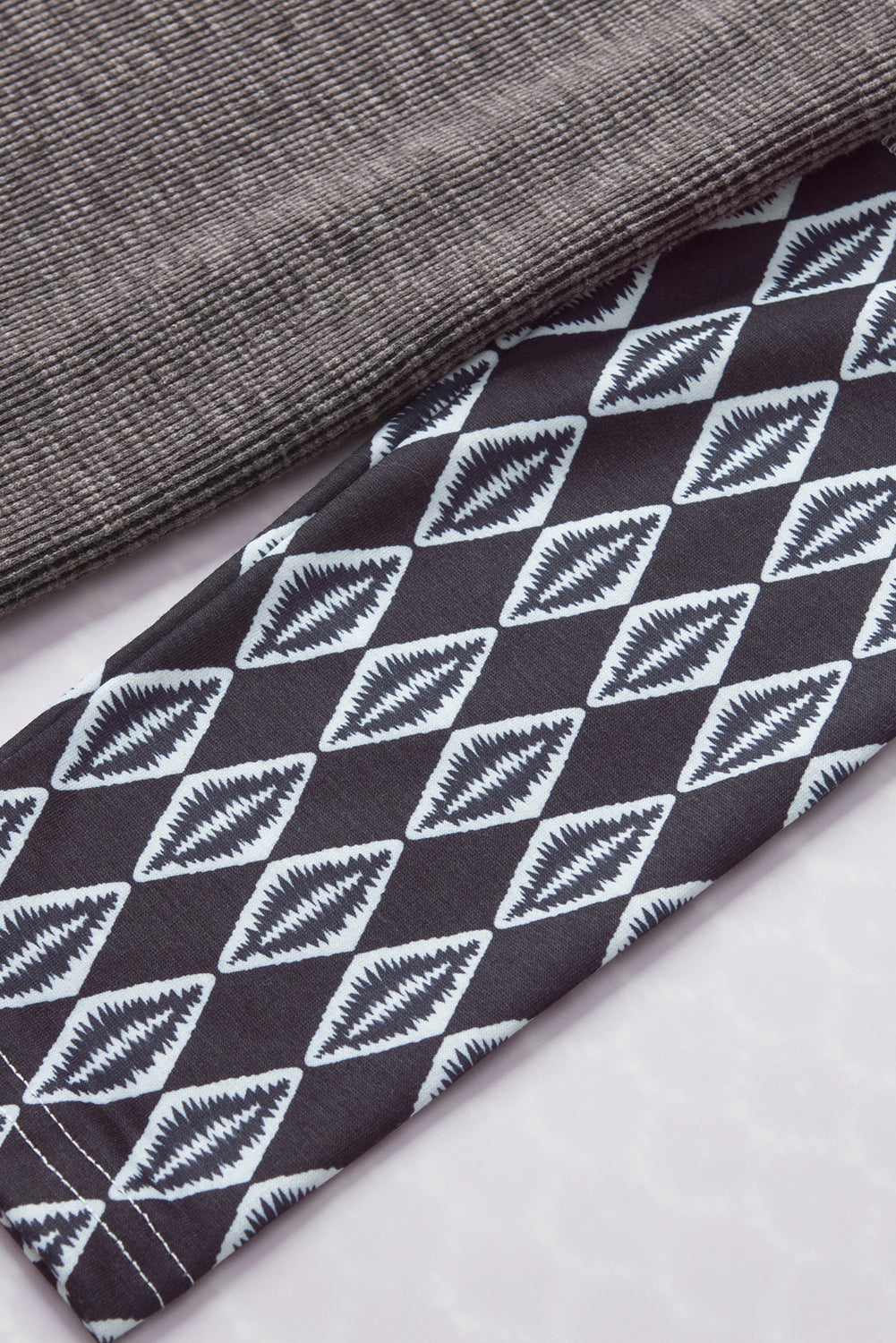 Graues, geripptes Langarm-Top mit Azteken-Patchwork