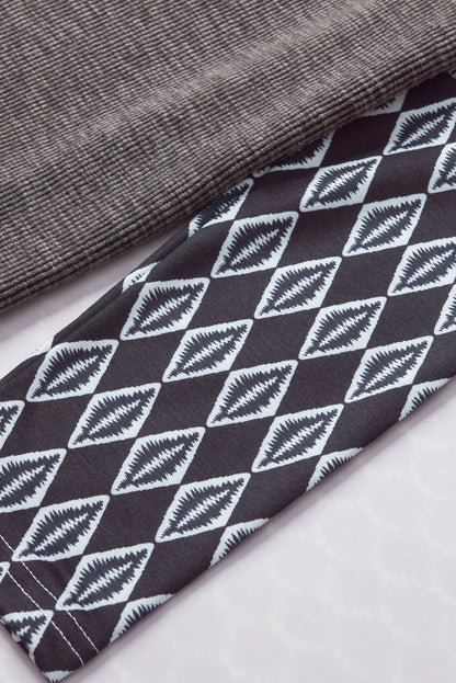 Graues, geripptes Langarm-Top mit Azteken-Patchwork
