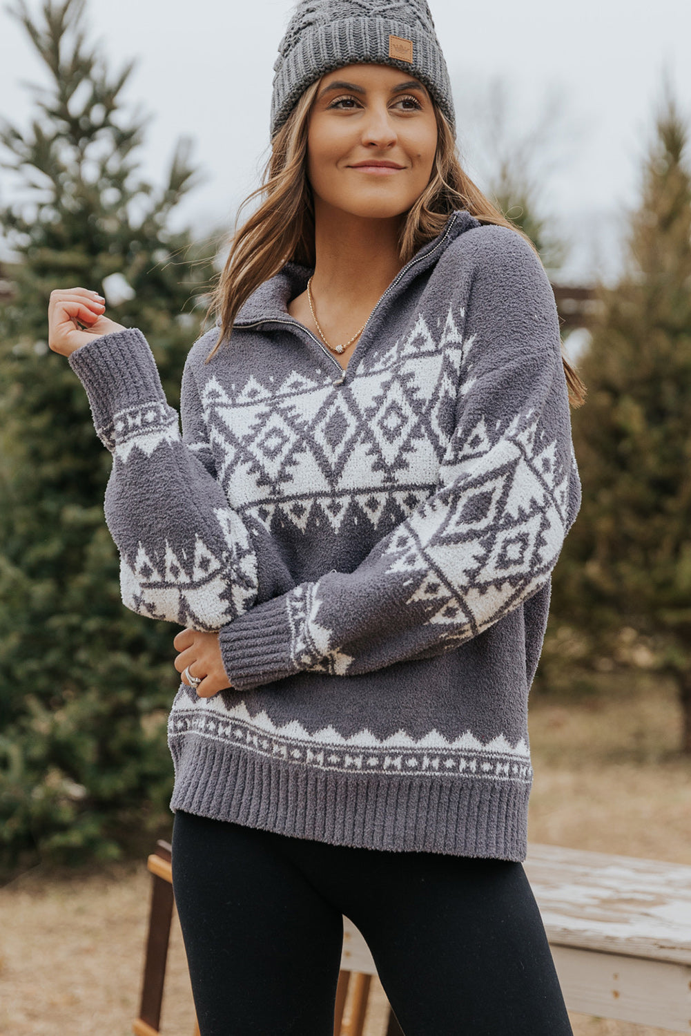 Grauer Pullover mit Viertelreißverschluss und geometrischem Western-Print