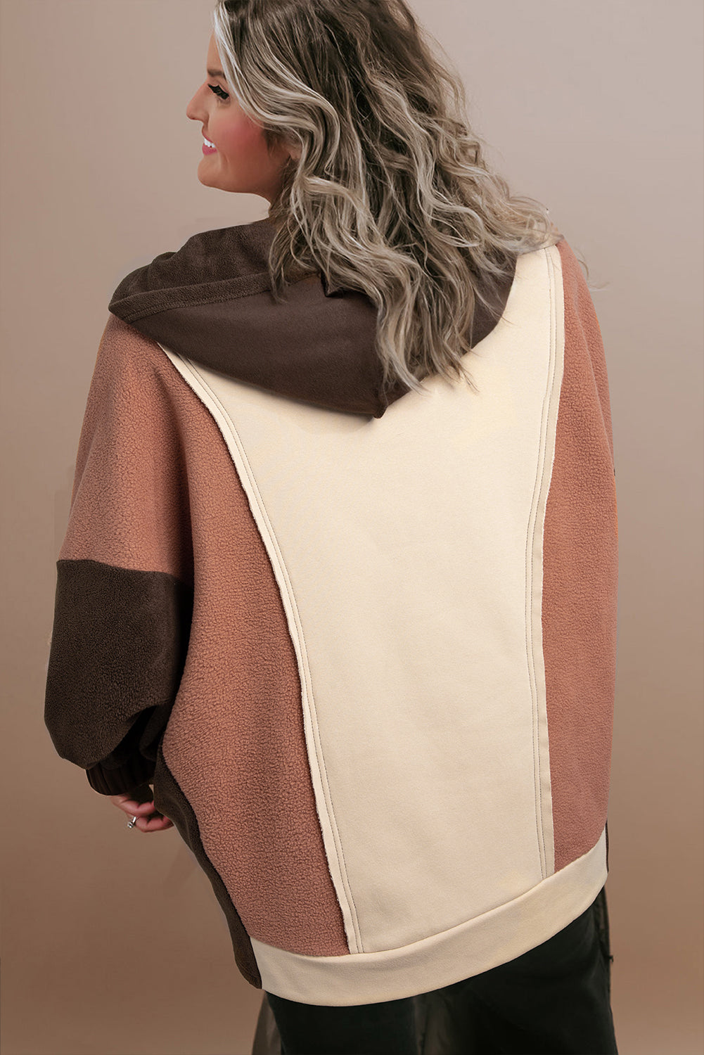 Brauner Hoodie mit sichtbaren Nähten und Farbblockdesign in Übergröße