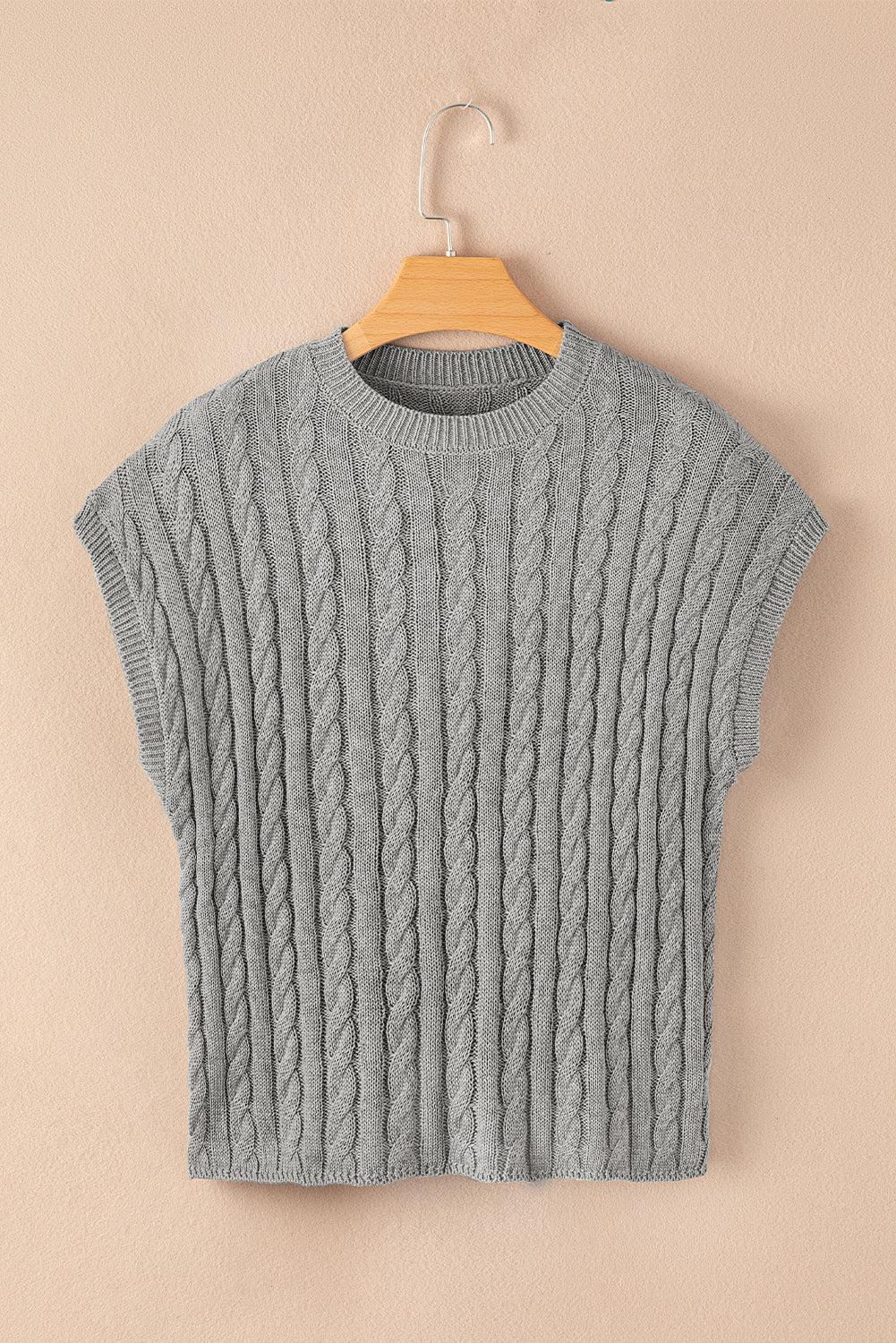 Grauer, kurzärmliger Pullover mit Rundhalsausschnitt und Zopfmuster
