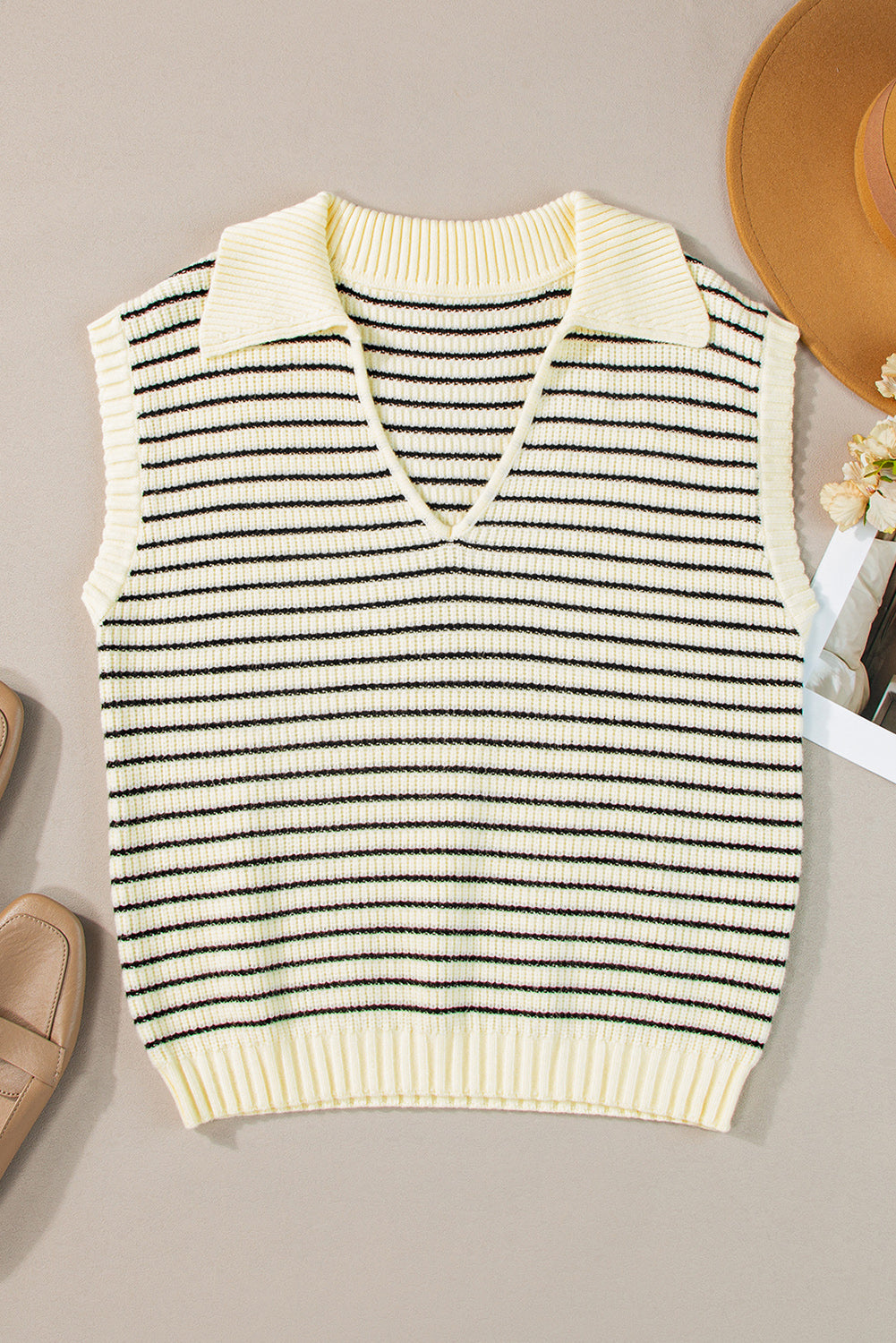 Beiges gestreiftes Umlege-Tanktop mit V-Ausschnitt