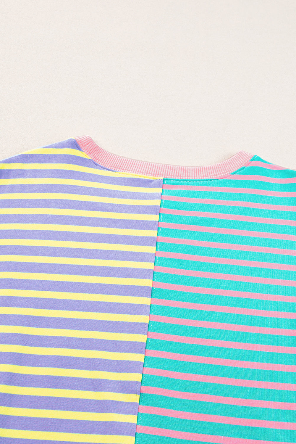 Lässiges Oversize-Sweatshirt mit Streifen und überschnittenen Schultern im Colorblock-Stil