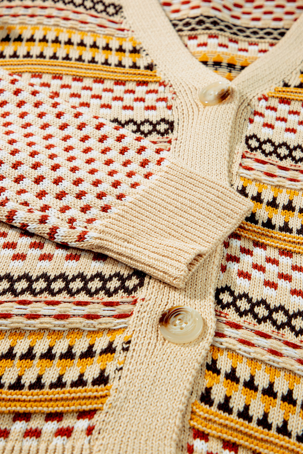 Khakifarbene, kurze Strickjacke mit V-Ausschnitt und Knöpfen