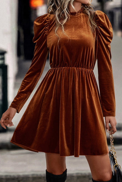 Kastanienbraunes Swing-Kleid aus Samt mit Rüschenkragen und Gigot-Ärmeln