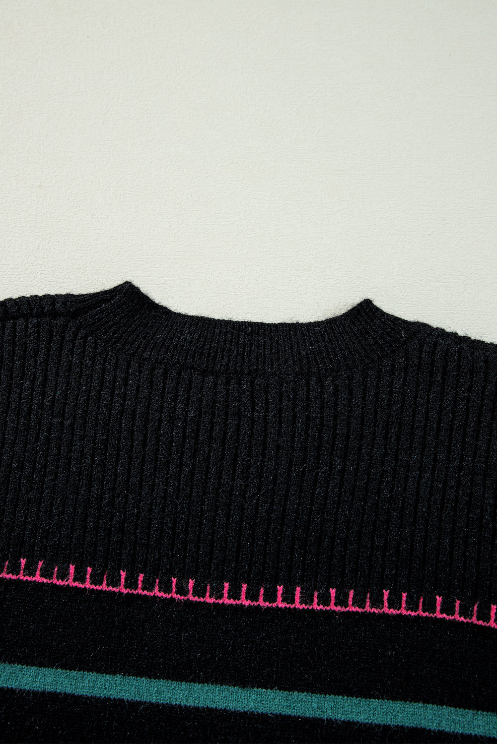 Schwarzer Pullover mit bunten Streifen und Rippenbesatz