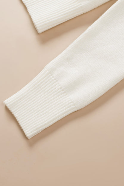 Beigefarbener Rippstrickpullover mit gerüschtem Herzausschnitt