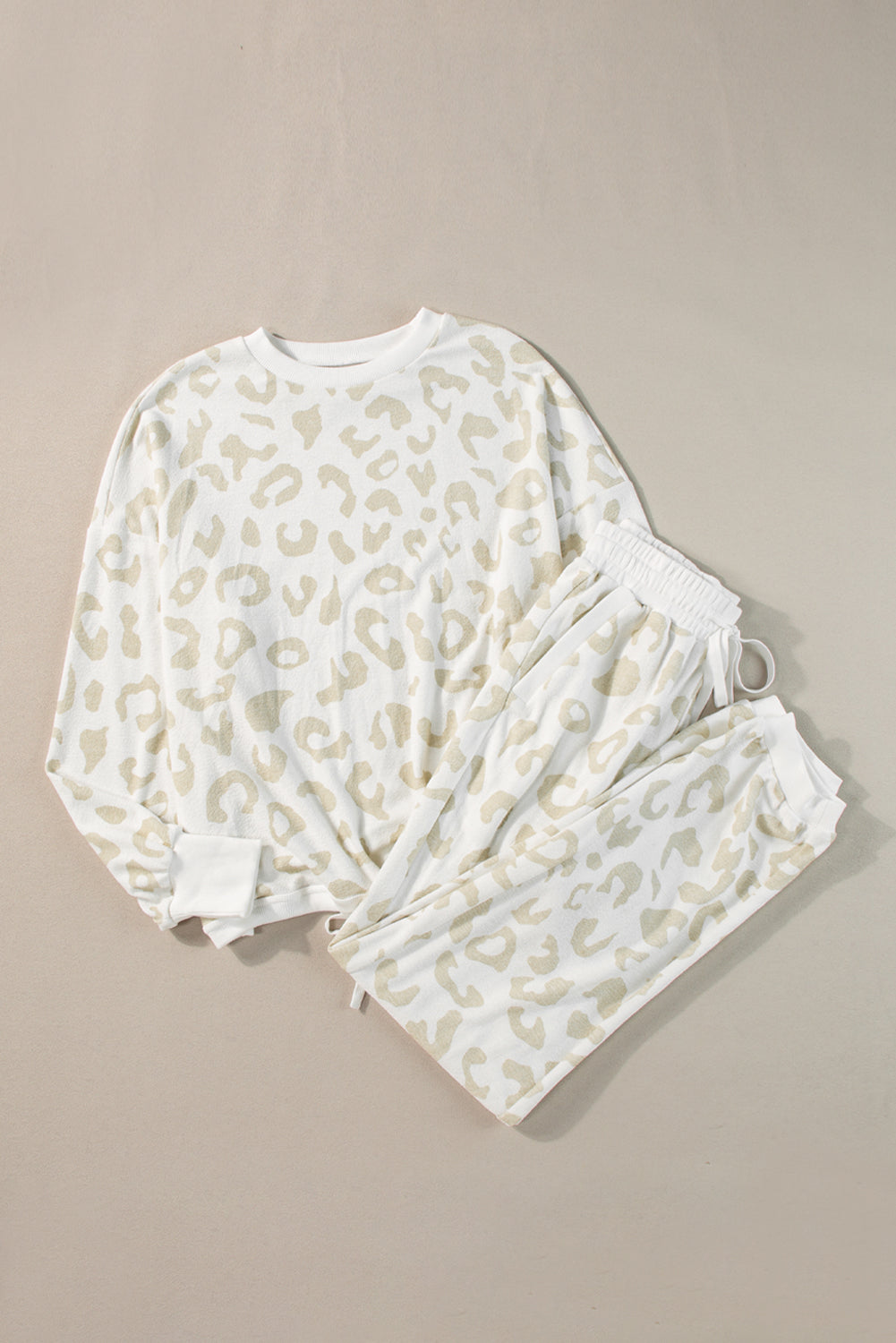 Lounge-Set aus weißem Pullover mit Leopardenmuster und Hose mit Kordelzug