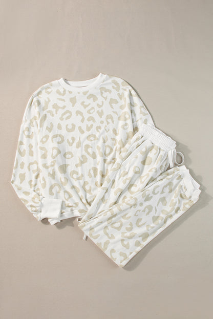 Lounge-Set aus weißem Pullover mit Leopardenmuster und Hose mit Kordelzug