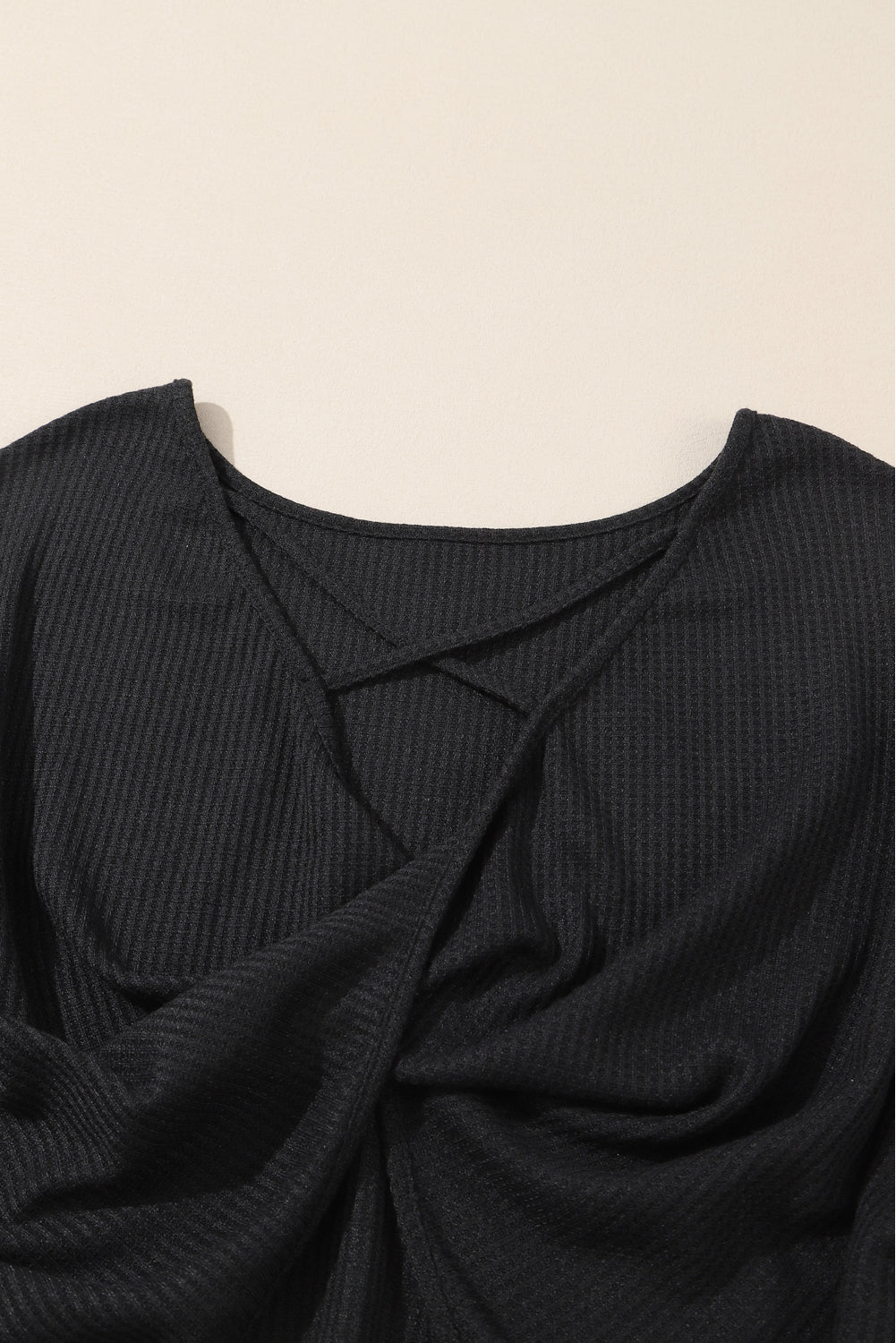 Schwarzes Waffelstrick-Top mit Pailletten und Patchwork-Ärmeln und offenem Rücken