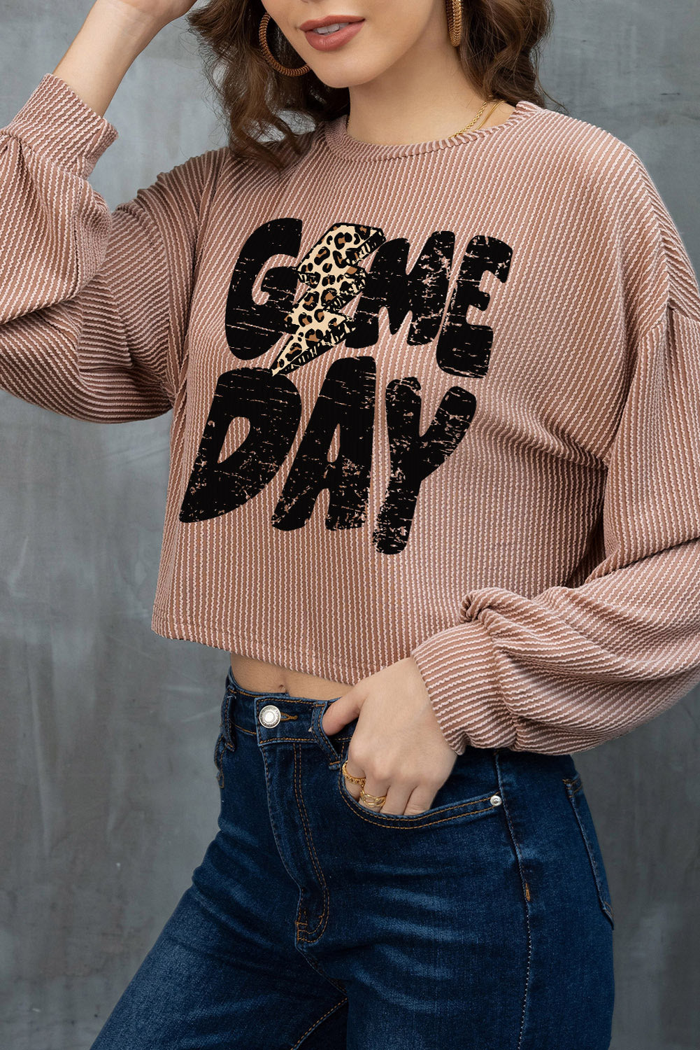 Khakifarbenes, kurzes Stricktop mit Grafik „Game Day“