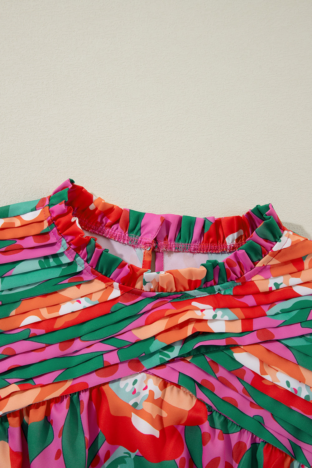 Bluse mit Rundhalsausschnitt und Rosen-Blumendruck und Rüschen