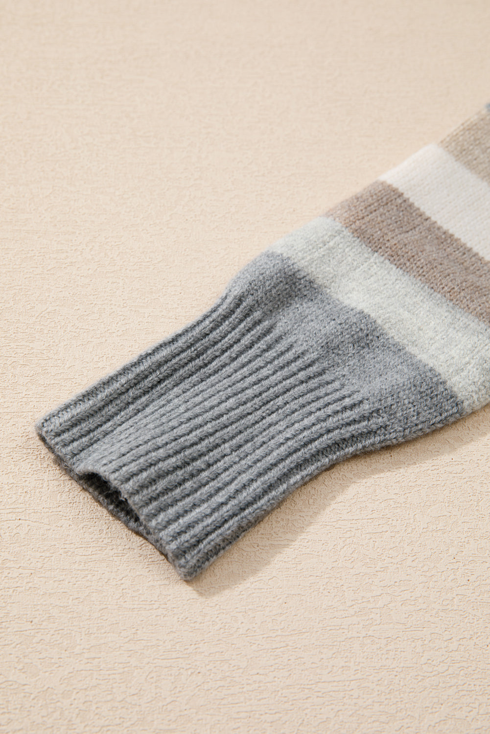 Grau gestreifter Pullover mit Farbblock und geripptem Rand und Rundhalsausschnitt