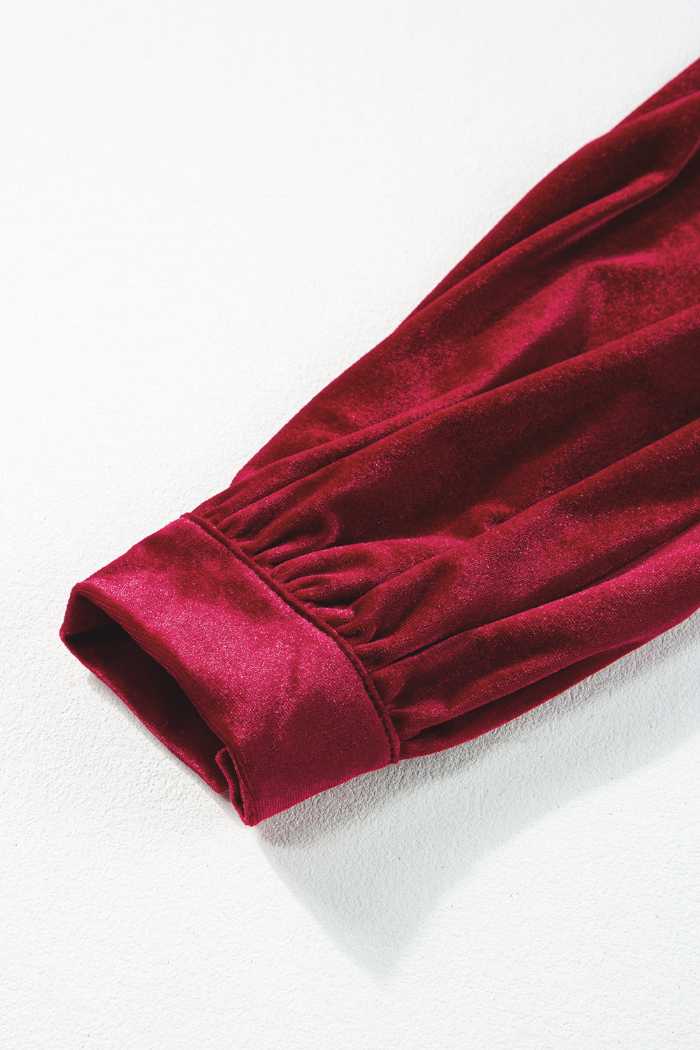 Racing Red – Midikleid aus Samt mit Knöpfen, Puffärmeln, V-Ausschnitt und Schlitz