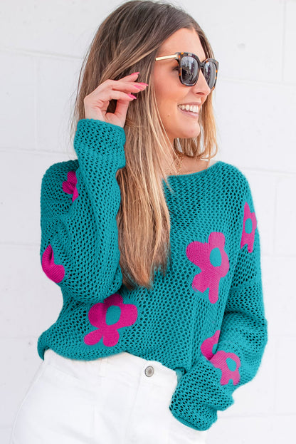 Seegrüner Strickpullover mit großer Blume und tief angesetzten Schultern