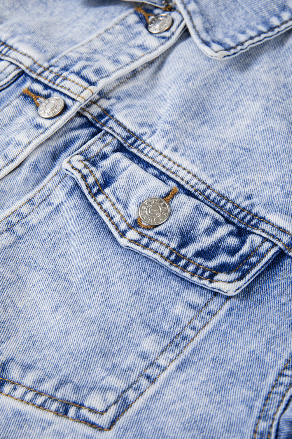 Beau Blue – Jeansjacke mit verwaschenen Pattentaschen im Vintage-Stil