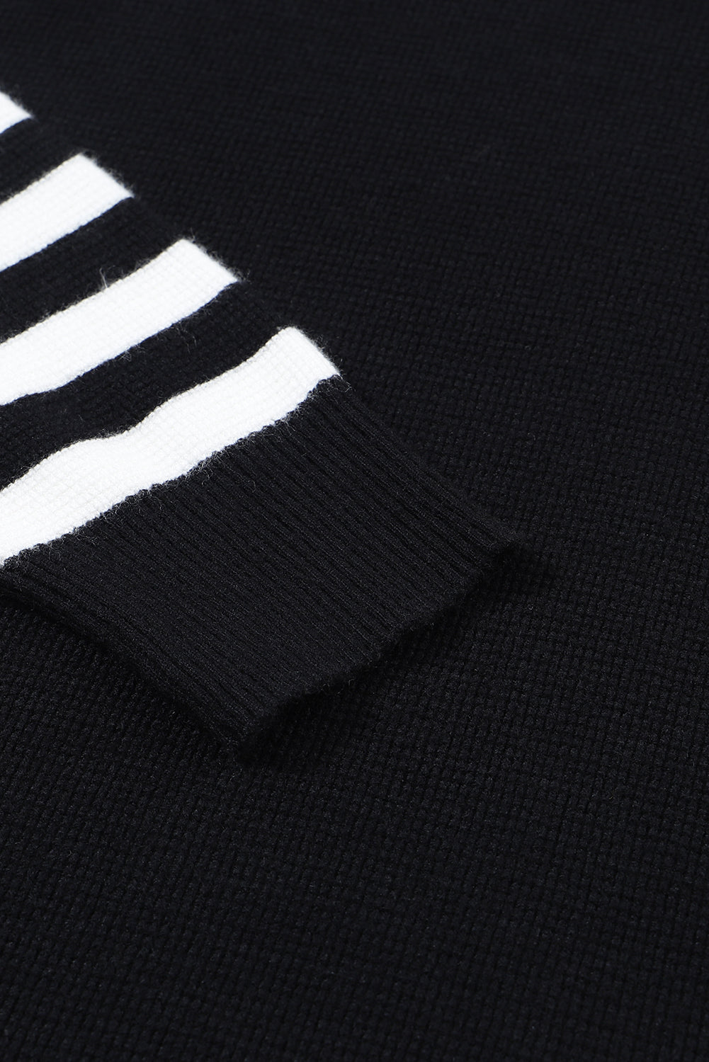 Schwarzer, schlichter Strickpullover mit gestreiften Ärmeln