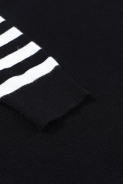 Schwarzer, schlichter Strickpullover mit gestreiften Ärmeln