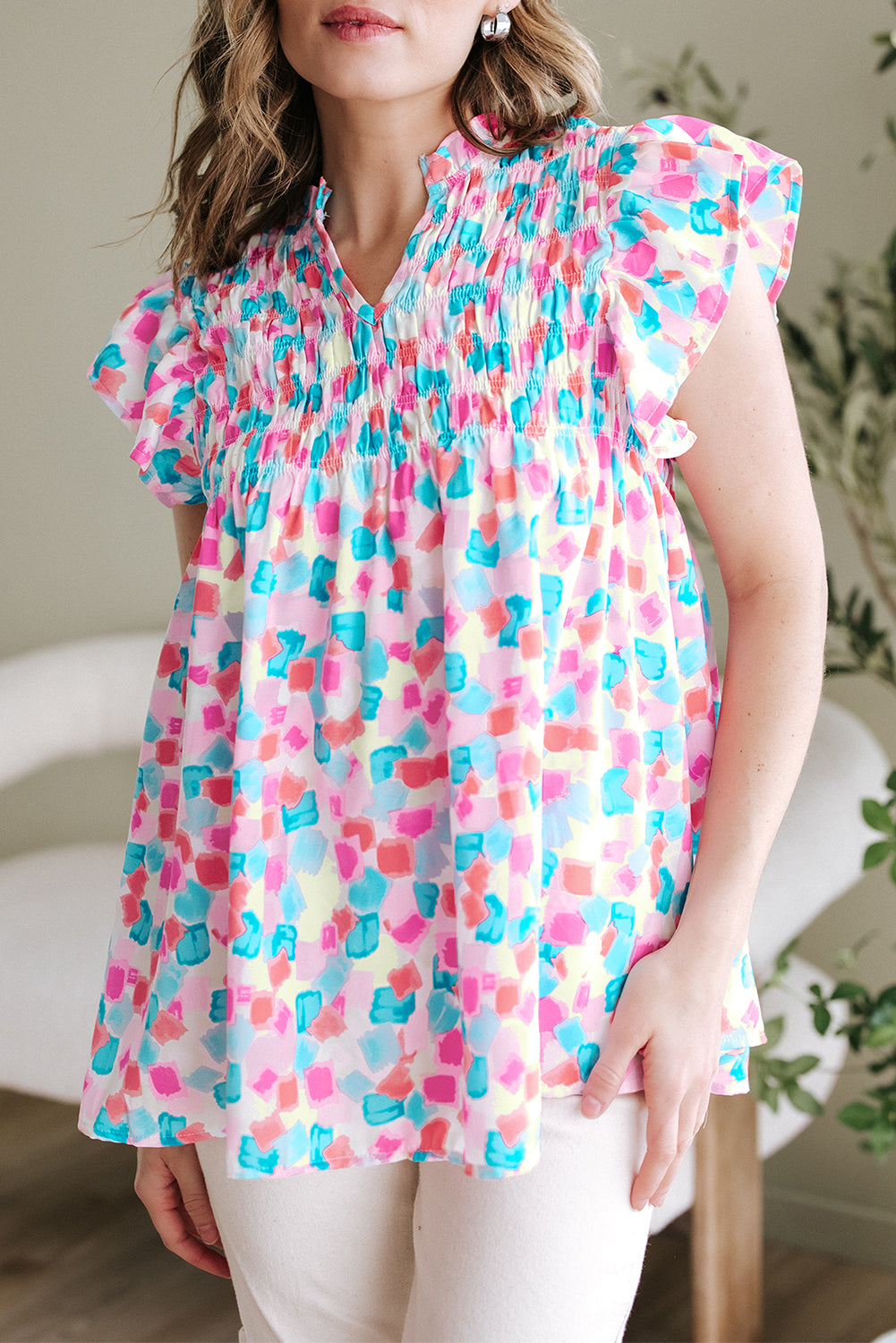 Himmelblaue Bluse mit geraffter Passe und abstraktem Print