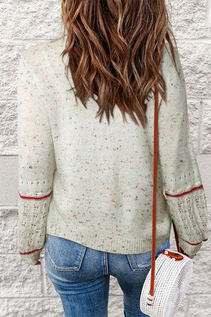 Weißer Pullover mit gemusterten Ärmeln und Pilling-Detail