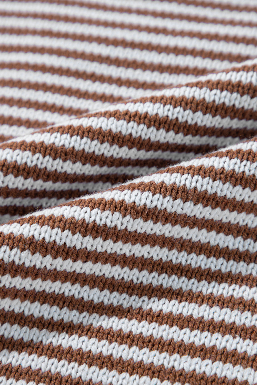 Braun gestreifter Pullover mit geometrisch strukturierter, überschnittener Schulter