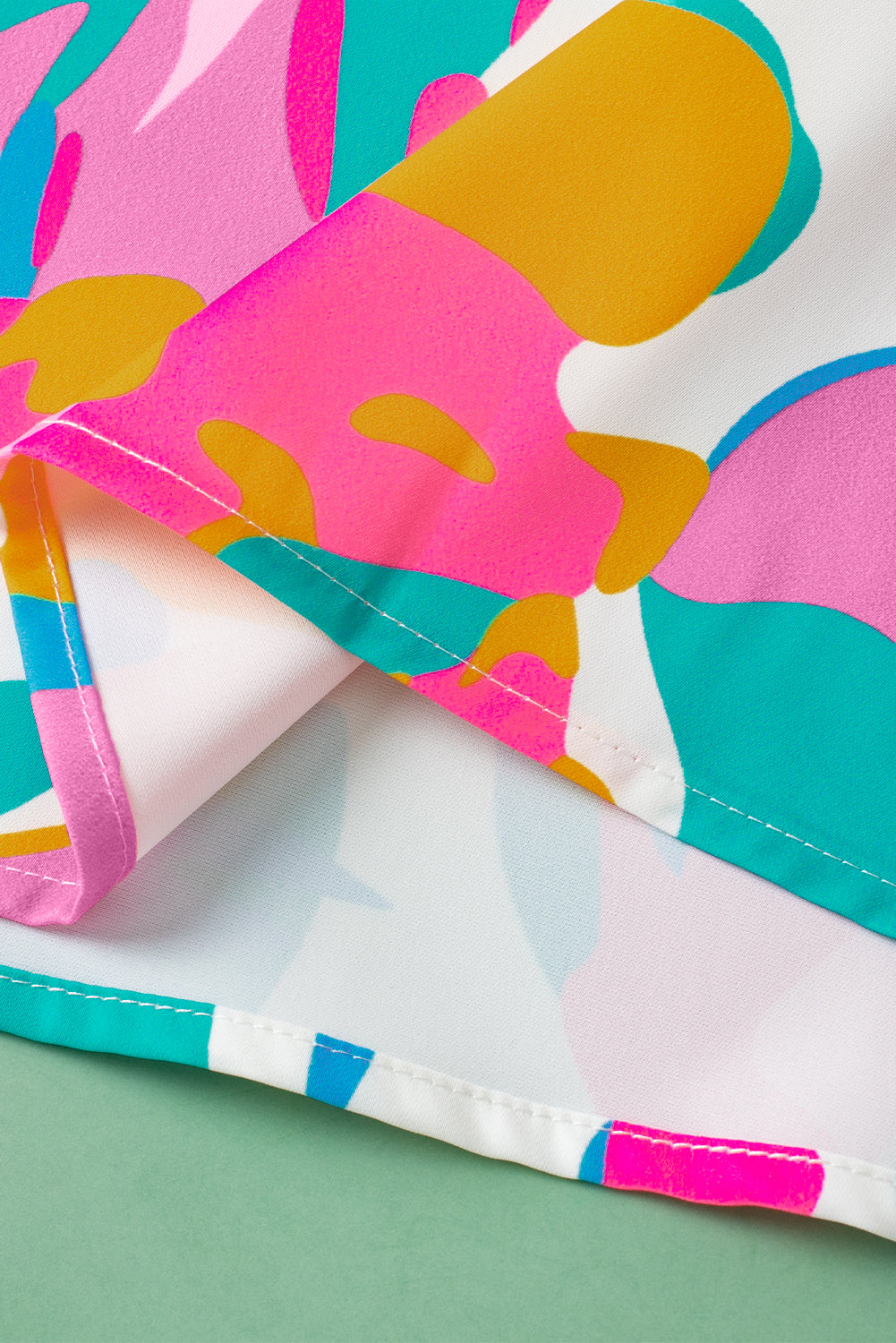 Mehrfarbige Bluse mit abstraktem Print, gekerbtem Ausschnitt und flatternden Ärmeln