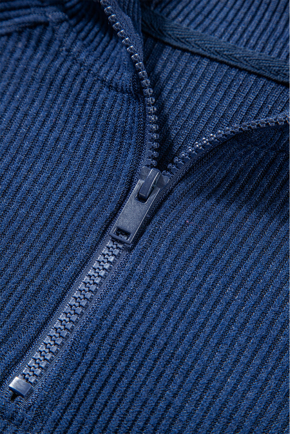 Marineblaues Set aus kurzem Hoodie und Jogginghose mit Kordelzug