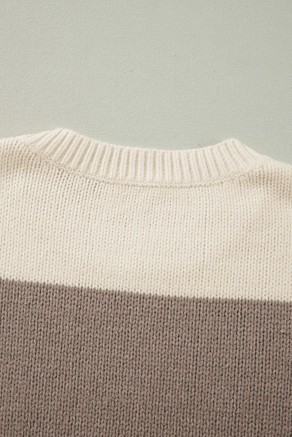 Simply Taupe – Lockerer Pullover mit Farbblockdesign