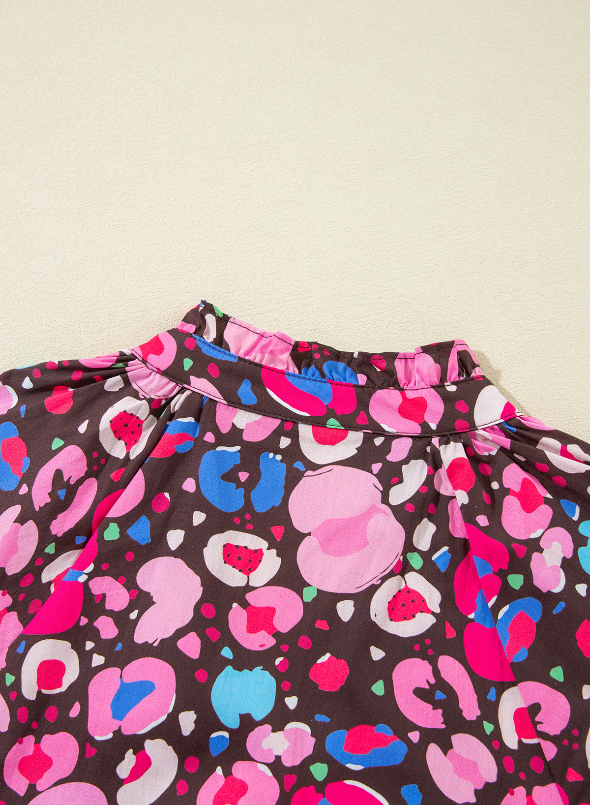 Kurzes Kleid mit abstraktem Rosendruck und V-Ausschnitt und Kragen, halblangen Ärmeln