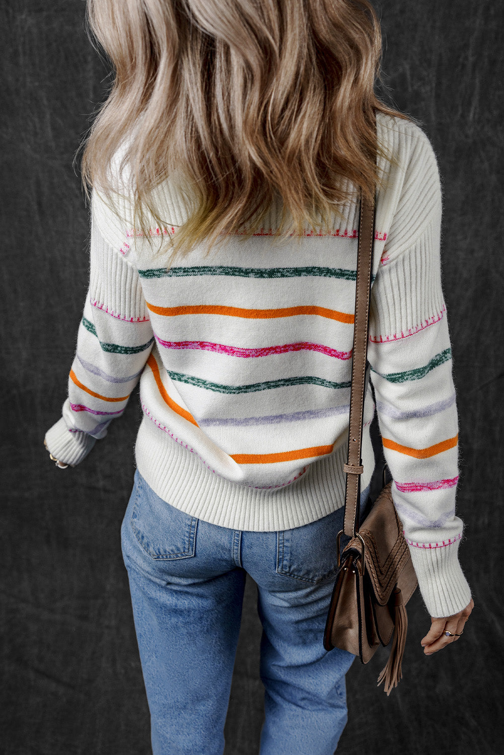Weißer Pullover mit bunten Streifen und Rippenbesatz
