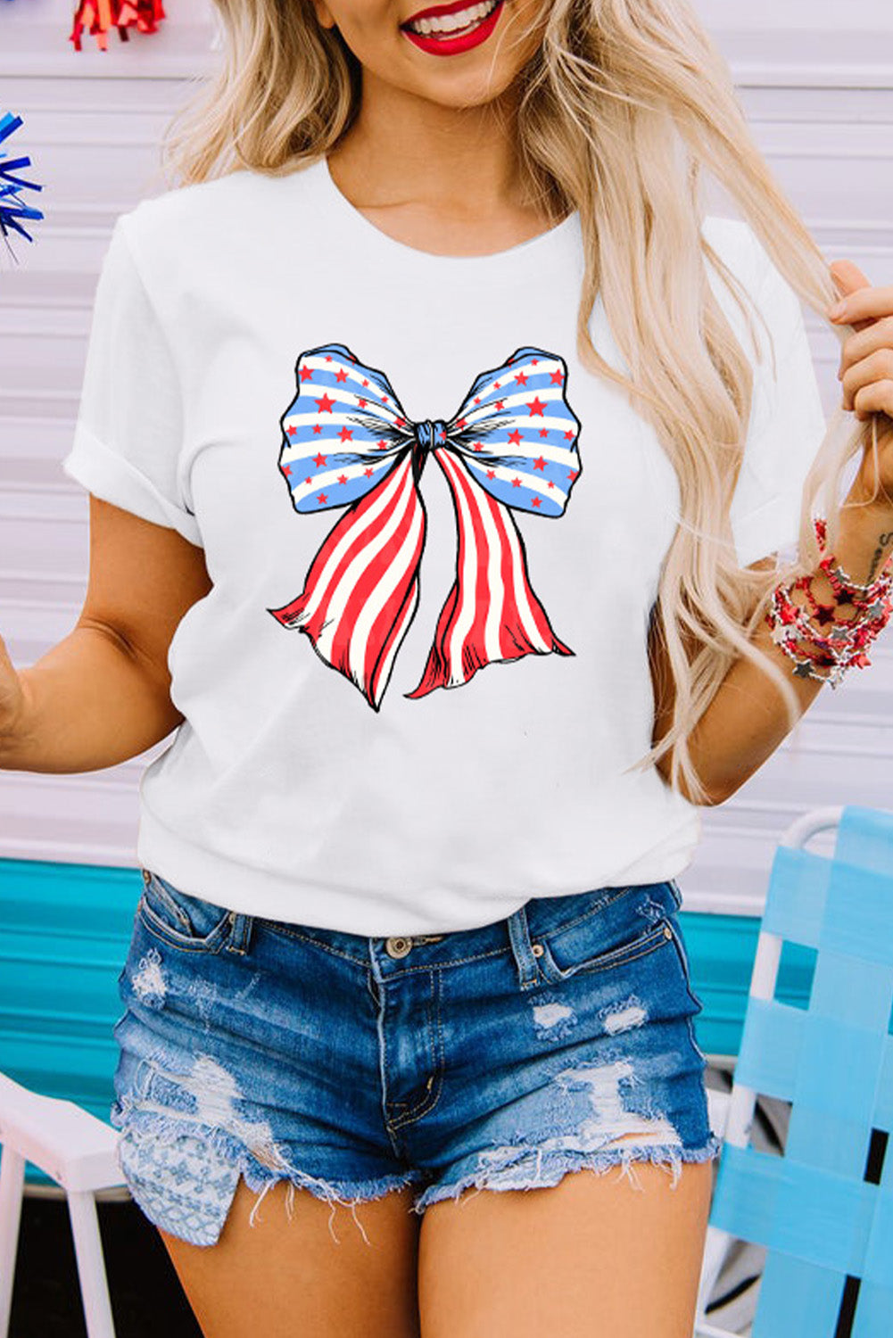 Weißes T-Shirt mit Streifen und Sternen und Schleifenmuster