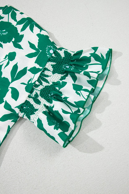 Grüne Bluse mit Blumenmuster und Rüschen, kurzen Ärmeln und Rundhalsausschnitt