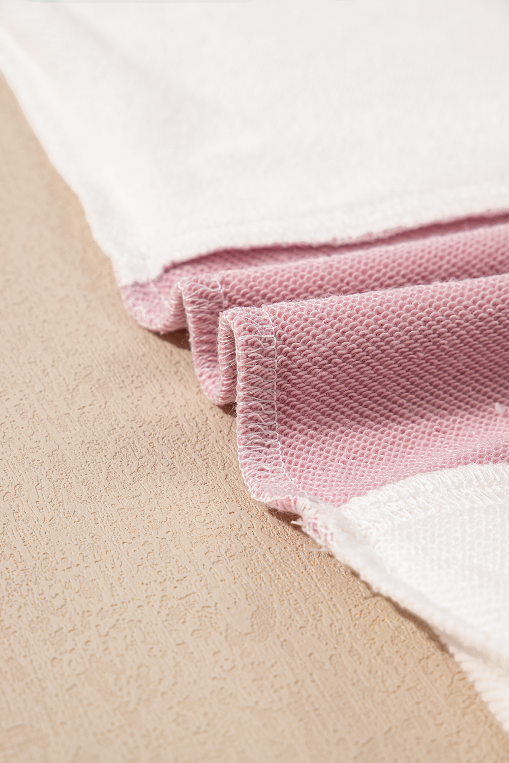 Beiges Sweatshirt mit Rundhalsausschnitt und Patchwork-Farbblockdesign mit überschnittener Schulter