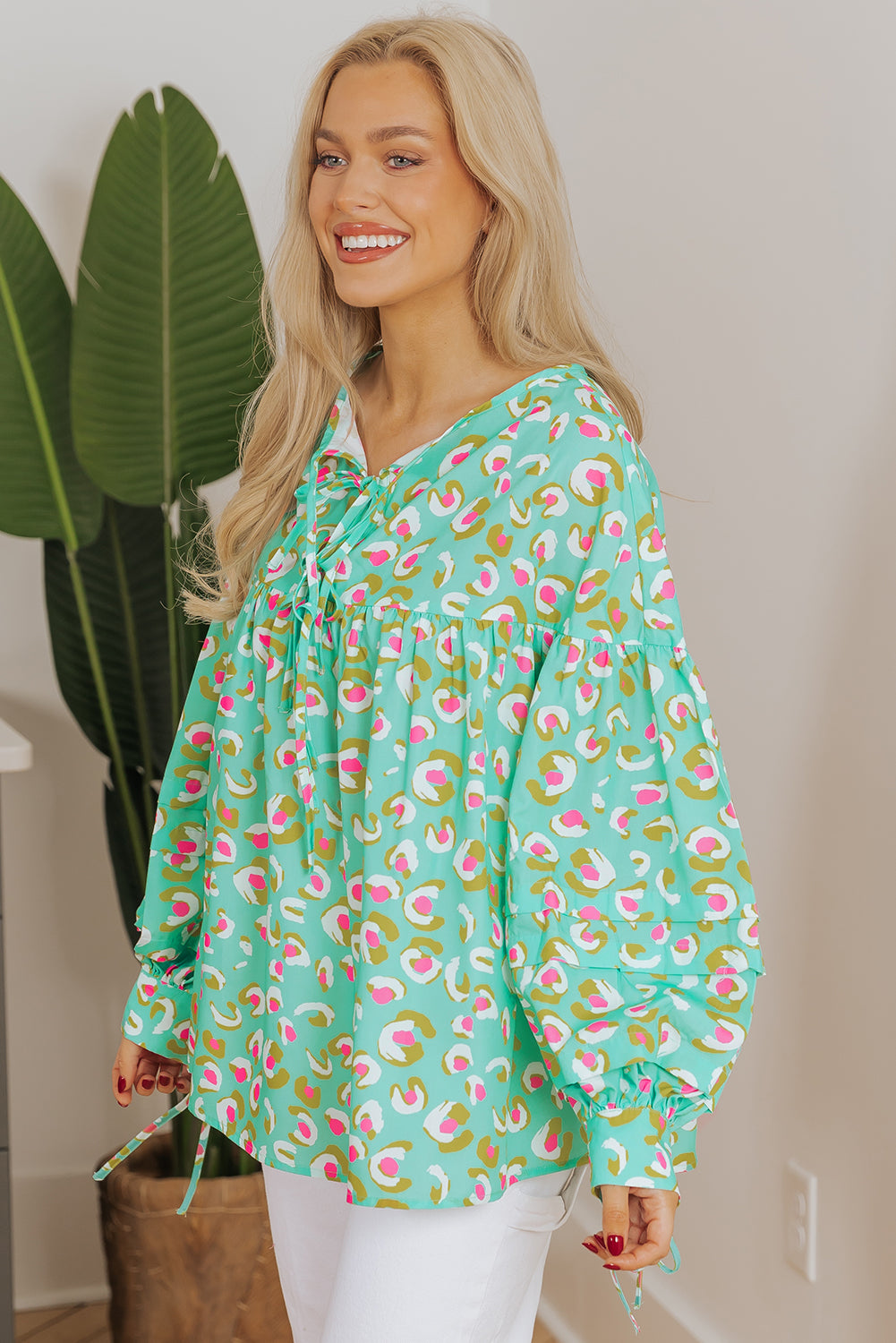 Grüne Babydoll-Bluse mit abstraktem Print und Schnürung und Laternenärmeln