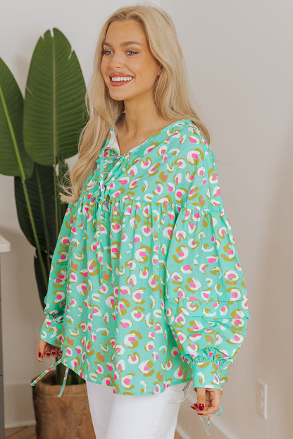 Grüne Babydoll-Bluse mit abstraktem Print und Schnürung und Laternenärmeln