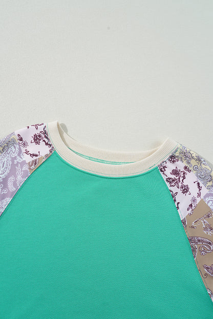 Himmelblaues Sweatshirt mit Raglanärmeln und kariertem Blumenmuster in Übergröße
