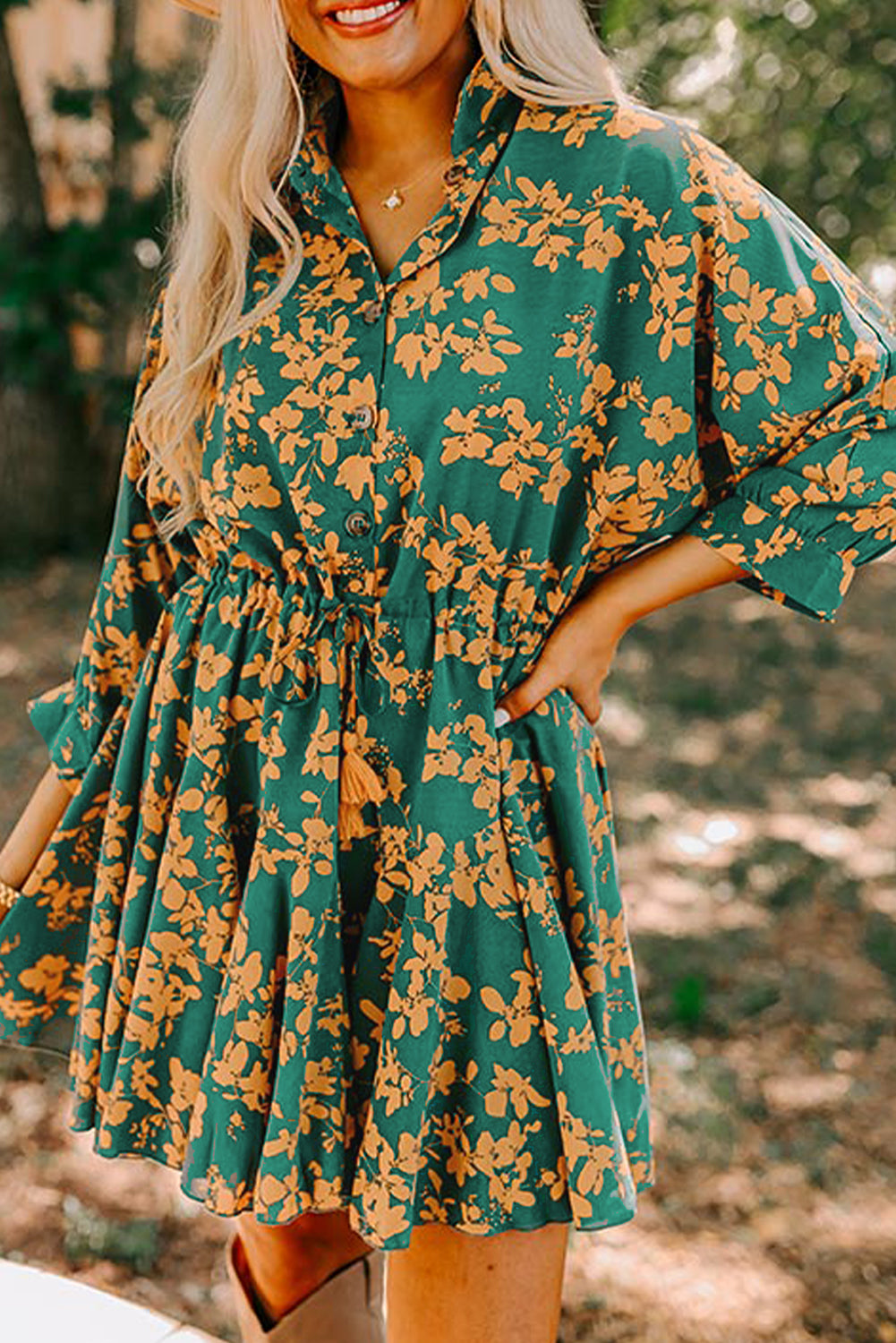 Grünes, fließendes, kurzes Tunika-Kleid mit Blumenmuster und Kordelzug