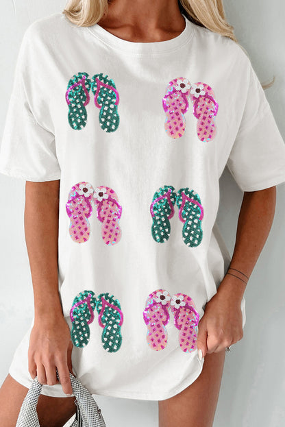 Weißes T-Shirt mit Pailletten-Flip-Flops und Grafik
