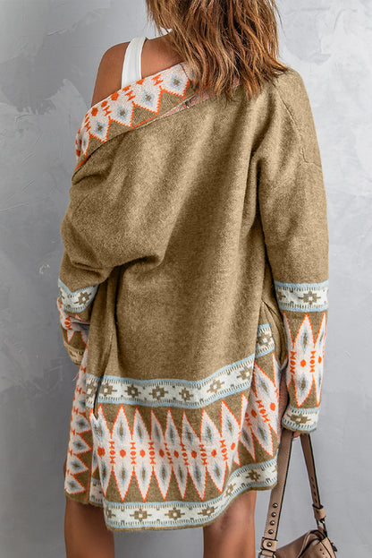 Khakifarbene Strickjacke mit Aztekenmuster und offener Vorderseite