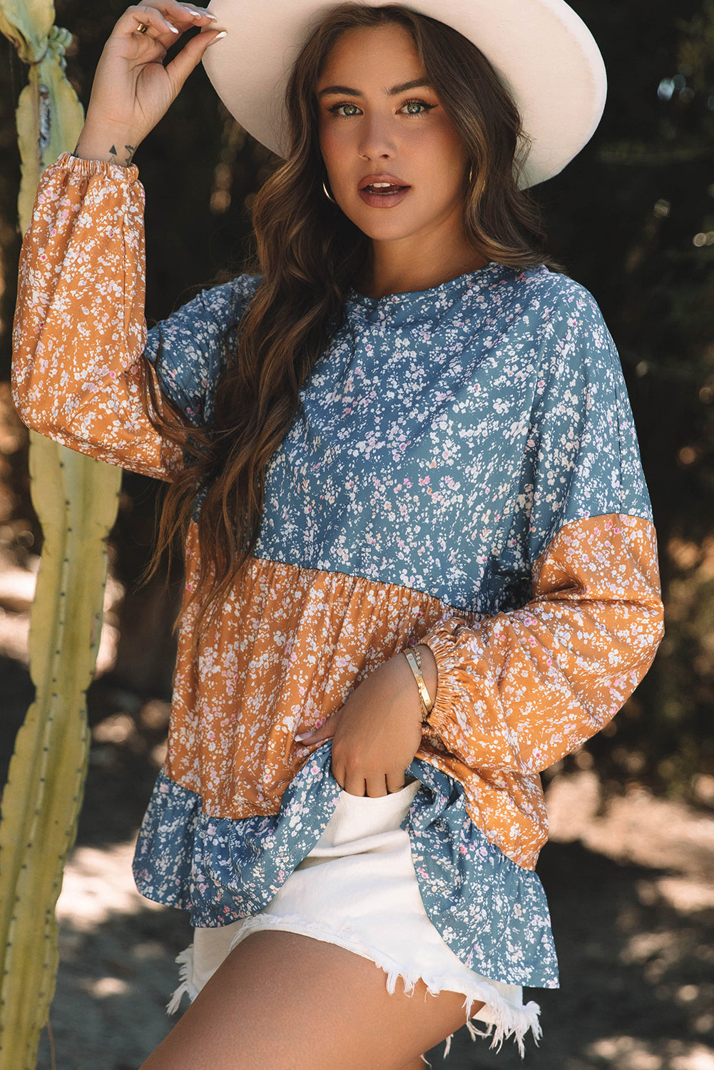 Orangefarbene Bluse mit Blumenmuster, Farbblockdesign, Rüschensaum und Rundhalsausschnitt