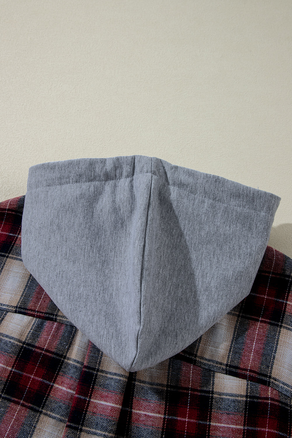 Rotes Shacket mit kariertem Muster und geknöpfter Brusttasche und Kapuze